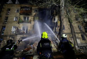 Πυροσβέστες επιχειρούν σε πολυκατοικία που υπέστη ζημιές κατά τη διάρκεια ρωσικής επίθεσης με drone, εν μέσω της επίθεσης της Ρωσίας στην Ουκρανία, στο Χάρκοβο της Ουκρανίας, 13 Οκτωβρίου 2026 (REUTERS/Sofiia Gatilova)