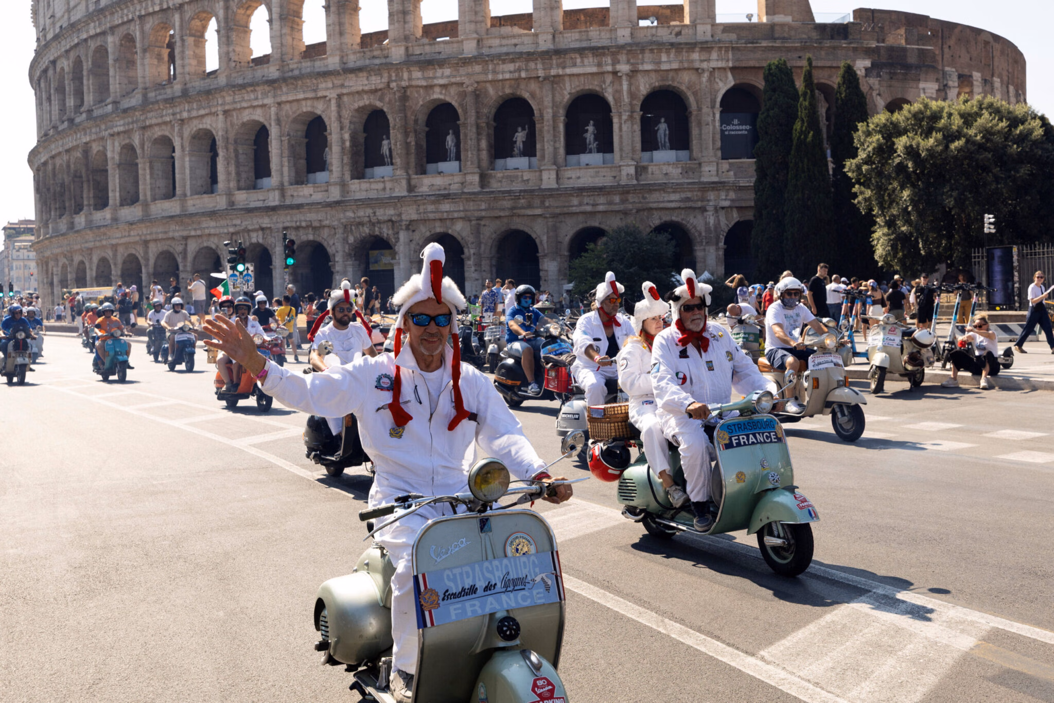 Η Ρώμη «βουλιάζει» από Vespa: Χιλιάδες λάτρεις πλημμύρισαν την Αιώνια Πόλη για τα 80ά γενέθλια του θρυλικού σκούτερ